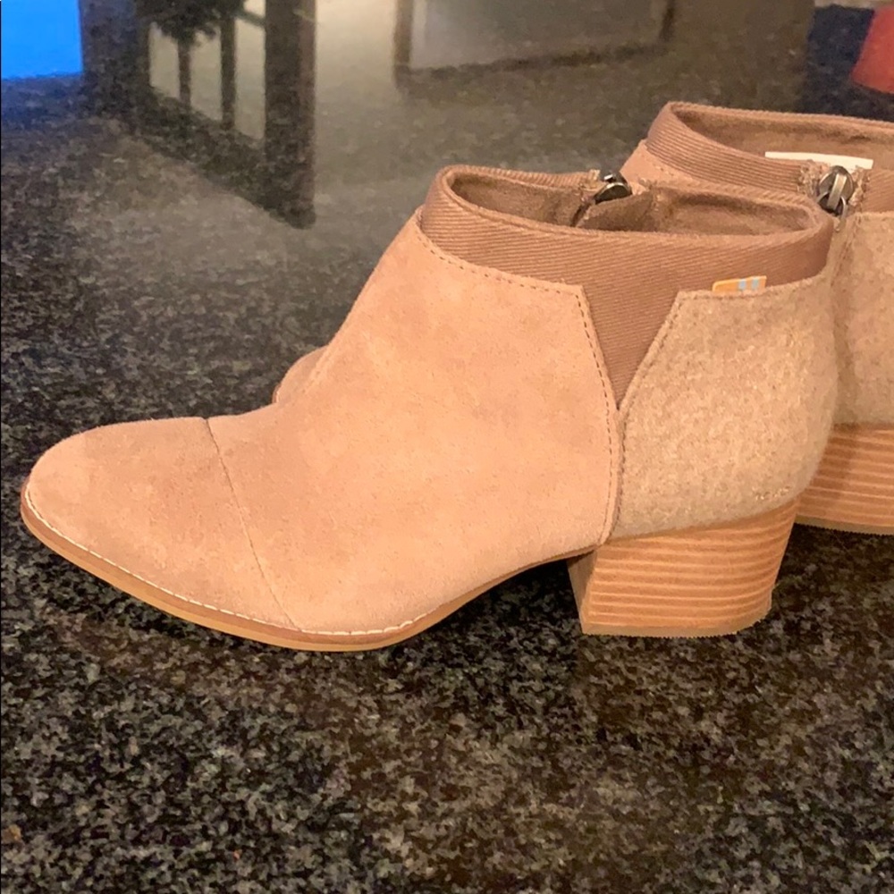 Toms tan suede booties